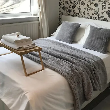 Fairy Dell Flatlet With 4 Bedrooms * Oakenshaw (West Yorkshire)